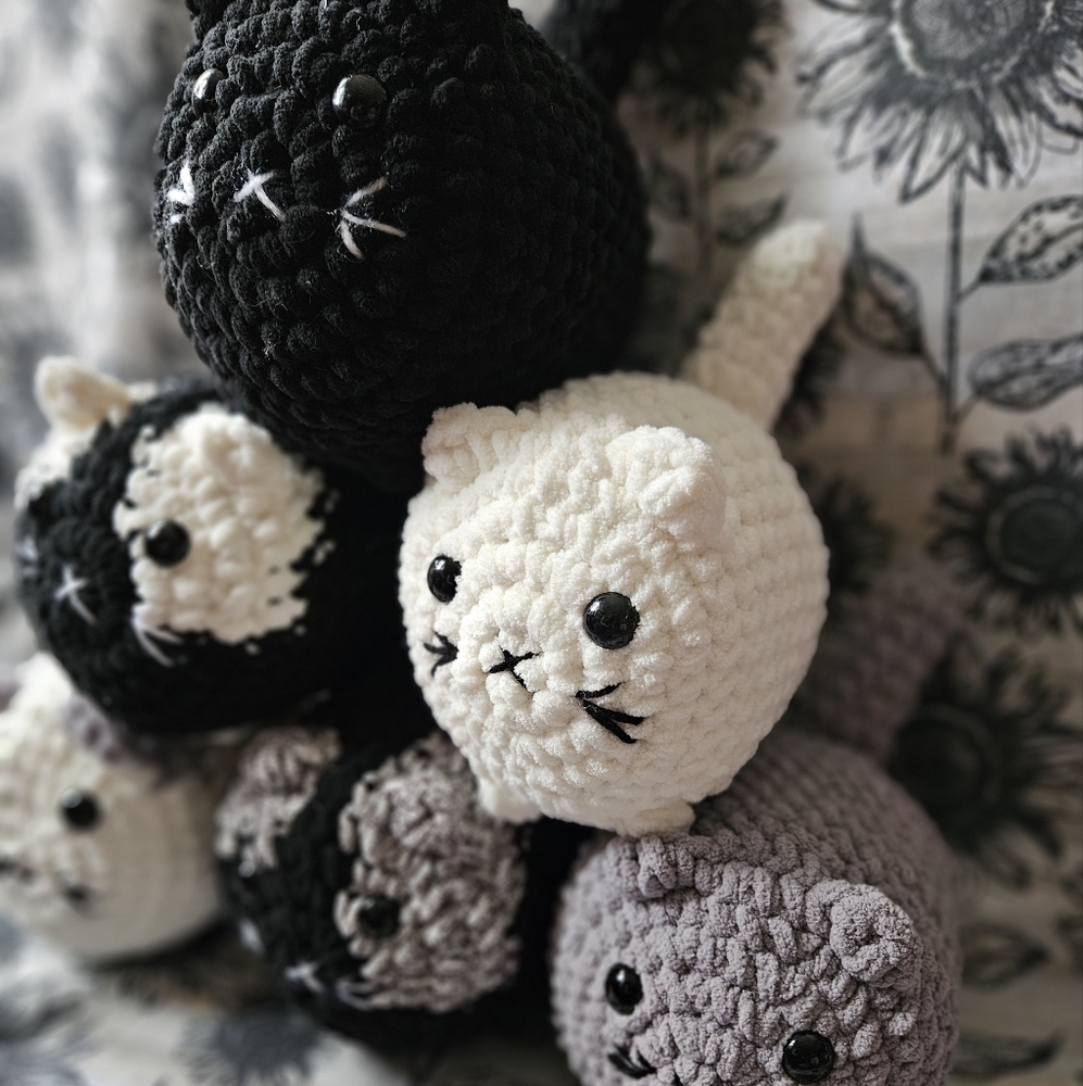 CUSTOM Crochet Chunky Loaf Cat Amigurumi - Picture 3 of 6